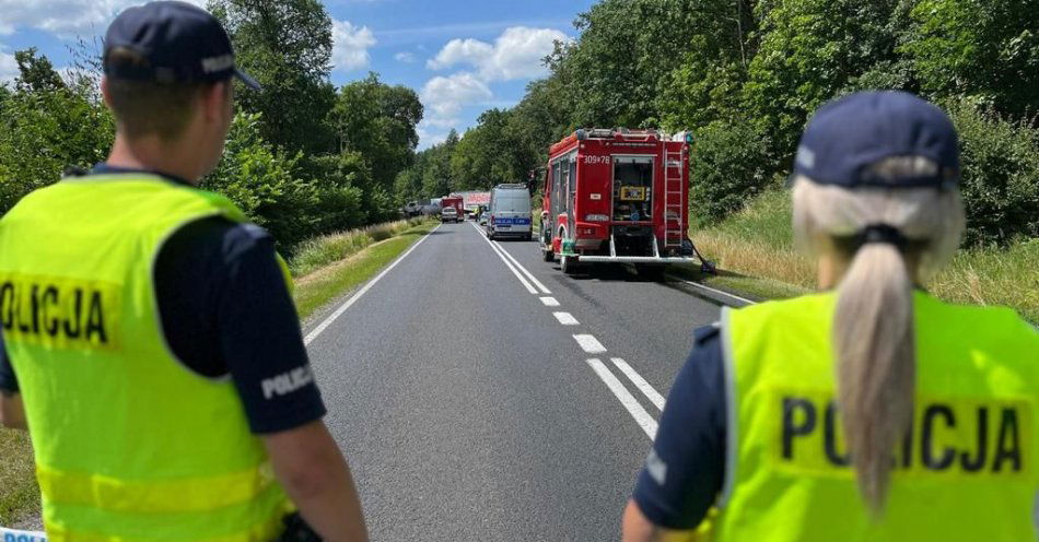 zdjęcie: Policjanci wyjaśniają okoliczności śmiertelnego wypadku / fot. KWP w Bydgoszczy