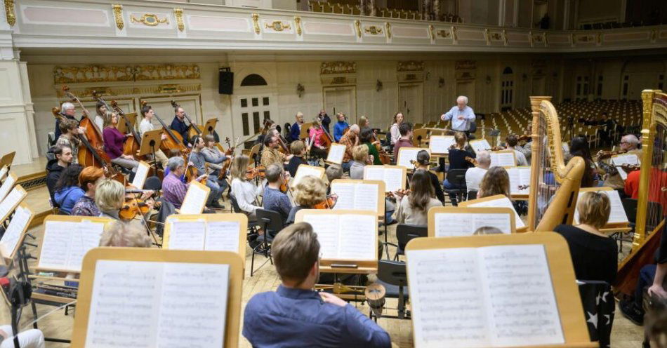 zdjęcie: Filharmonicy Poznańscy ze statuetką International Classical Music Awards / fot. PAP