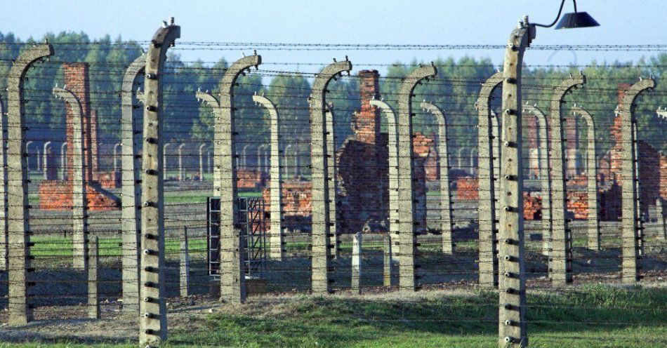 zdjęcie: Konserwatorzy przeprowadzą prace przy ruinach krematorium w b. obozie Auschwitz II-Birkenau / fot. PAP
