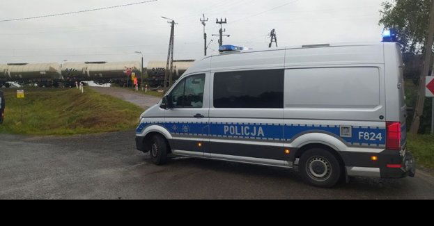 Wjechała wprost pod nadjeżdżający pociąg