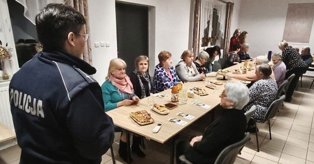 Seniorzy, a cyberbezpieczeństwo - policjanci uczą seniorów, jak unikać zagrożeń