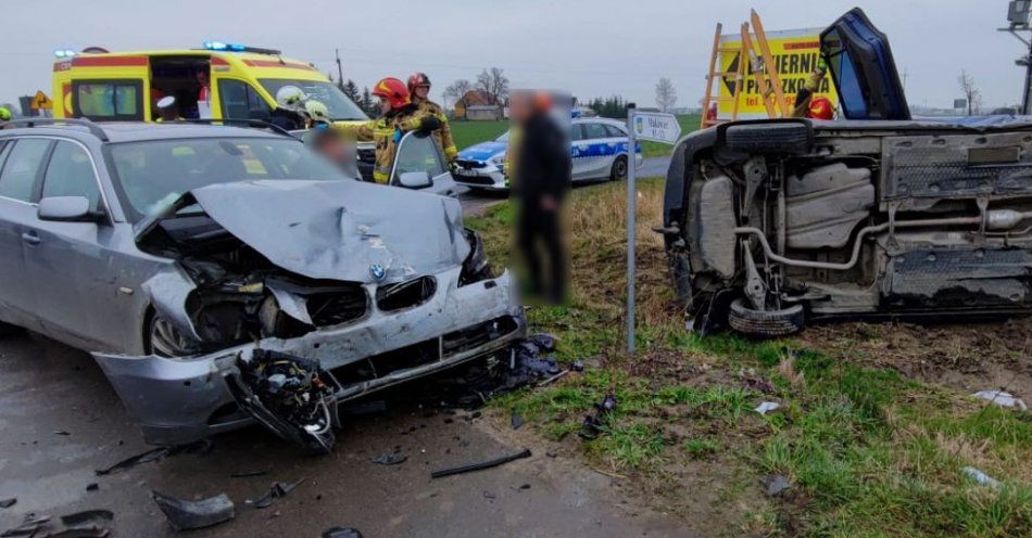 zdjęcie: Wymusił pierwszeństwo – siła uderzenia wywróciła auto / fot. KPP w Lipnie