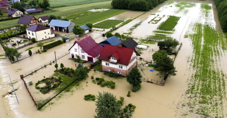 zdjęcie: Ponad 200 interwencji podkarpackich strażaków w związku z ulewami / fot. PAP