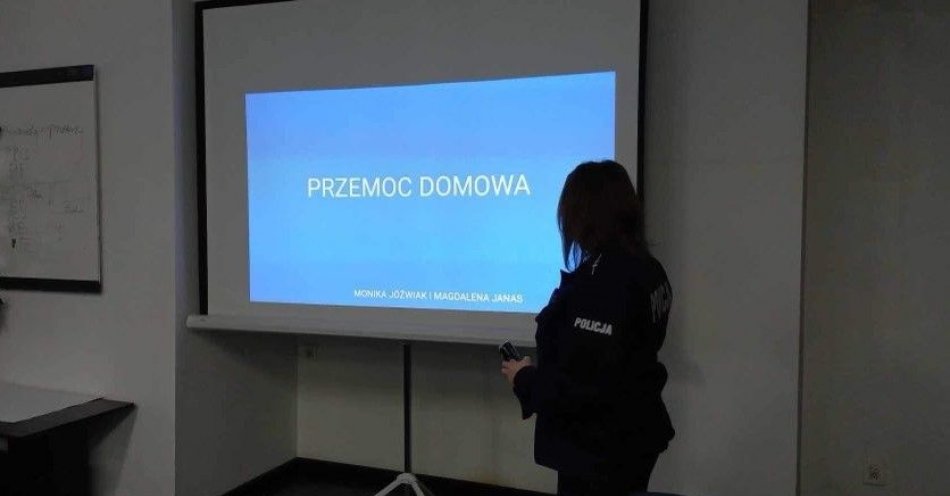 zdjęcie: O procedurze Niebieskiej Karty z pracownikami Urzędu Skarbowego / fot. KPP w Zgierzu