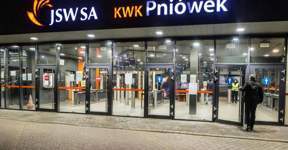 zdjęcie: Ratownikom w kopalni Pniówek zabrakło ok. 15 metrów do poszukiwanego górnika kombajnisty / fot. PAP