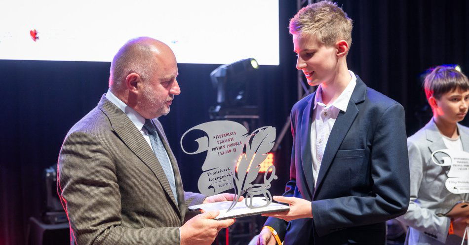 zdjęcie: Ambitni i pracowici - marszałkowskie stypendia dla prymusów / fot. Szymon Zdziebło/tarantoga.pl dla UMWKP