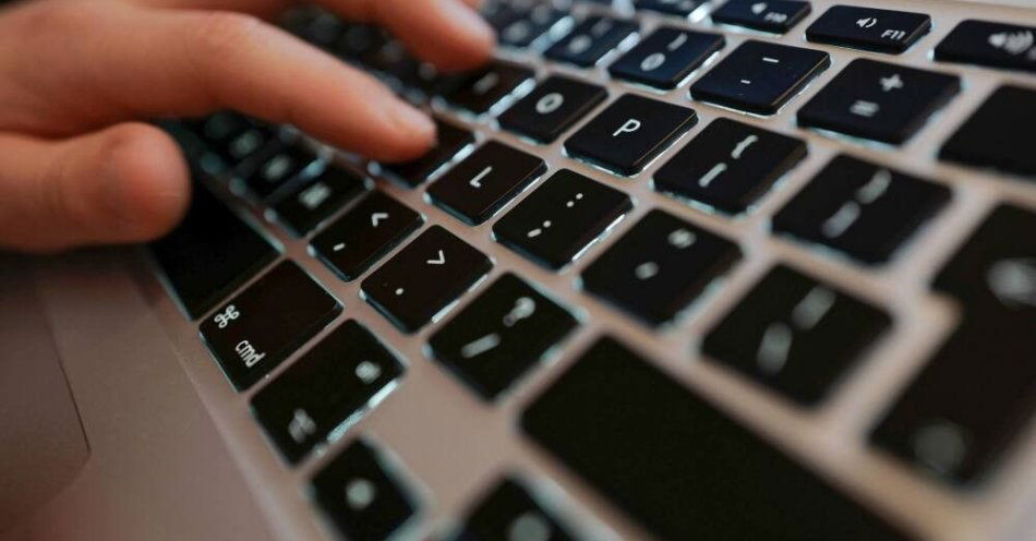 zdjęcie: MC: do ponad 14 tysięcy szkół trafi 100 tysięcy zestawów do nauczania zdalnego / Warszawa, 12.01.2021. Koranawirus w Polsce. Domowa nauka zdalna przy wykorzystaniu laptopa Apple w Warszawie, 12. bm. ucznia  drugiej klasy szkoły podstawowej  im. Ewy Krauze w Piasecznie.  Na wczorajszej konferencji prasowej minister zdrowia Adam Niedzielski poinformował, że 18 stycznia uczniowie klas 1-3 szkół podstawowych wrócą do swoich placówek edukacyjnych.   (mm/dw) PAP/Mateusz Marek