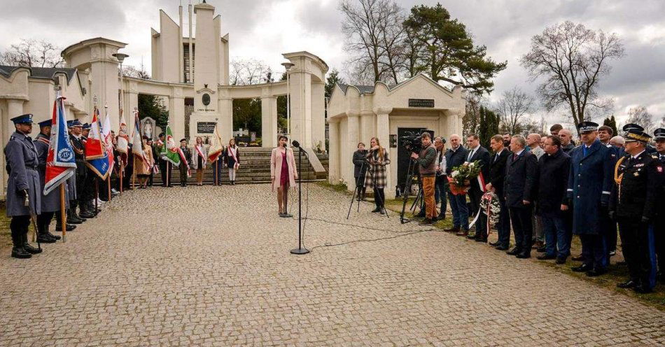 zdjęcie: Oddali hołd ofiarom Zbrodni Katyńskiej / fot. KPP Mogilno