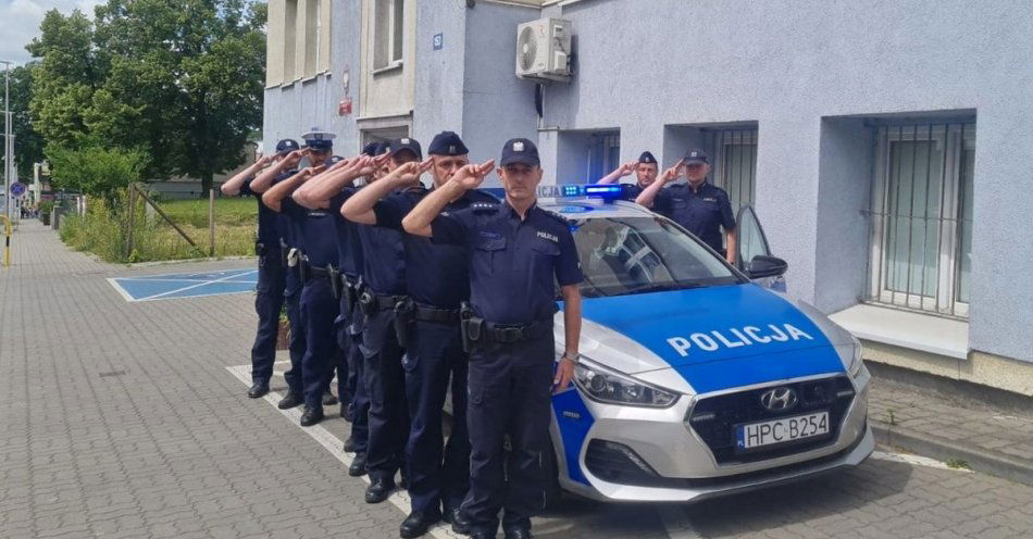 zdjęcie: Policjanci oddali hołd poległemu Żołnierzowi. Cześć Jego pamięci! / fot. KPP w Świeciu