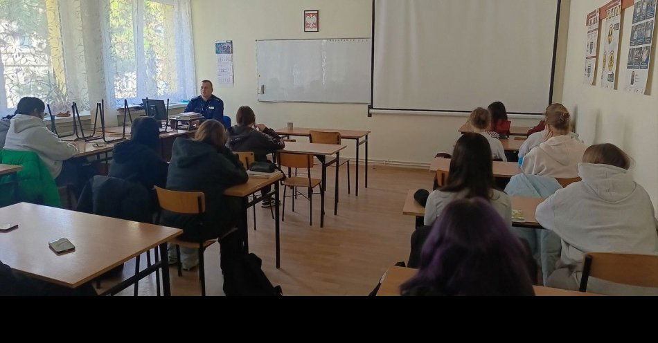 zdjęcie: Policjanci rozmawiali z pierwszakami Zespołu Szkół w Wąbrzeźnie / fot. KPP Wąbrzeźno