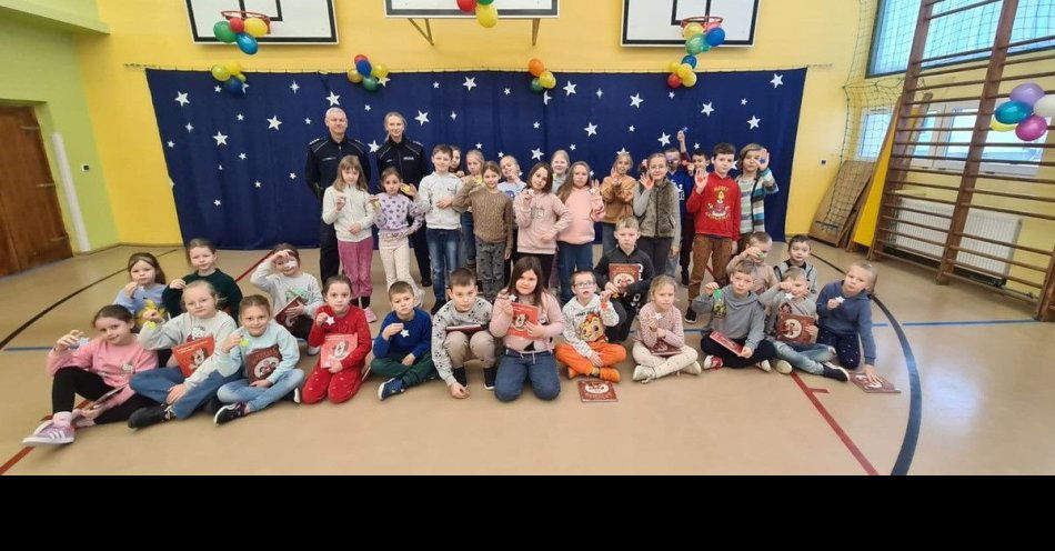 zdjęcie: Kętrzyn: Policjanci uczą dzieci bezpieczeństwa podczas ferii / fot. KPP w Kętrzynie