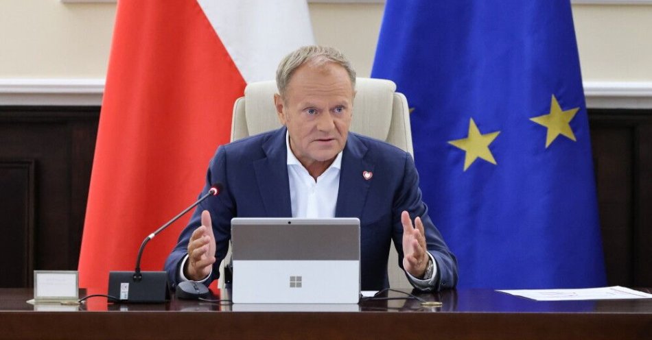zdjęcie: Sondaż dla „SE”: 52 proc. uważa, że Tusk powinien przestać być premierem; 34 proc. przeciwnego zdania / Warszawa, 30.09.2025. Premier Donald Tusk na posiedzeniu rządu w KPRM w Warszawie, 30 bm. Rada Ministrów zajmie się m.in. projektem ustawy mającym umożliwić sądom sprawniejsze rozpatrywanie spraw „frankowych”. (mr) PAP/Albert Zawada