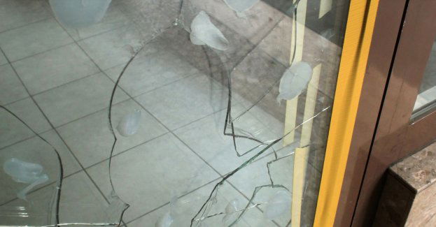 Włamanie do salonu jubilerskiego; policjanci ostrzelali uciekających