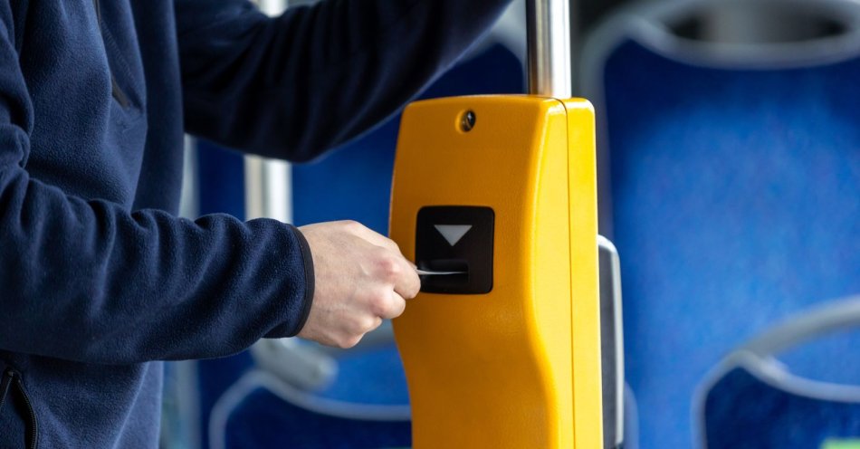 zdjęcie: Kontrole biletów w autobusach i tramwajach nagrywane minikamerami / v52176319