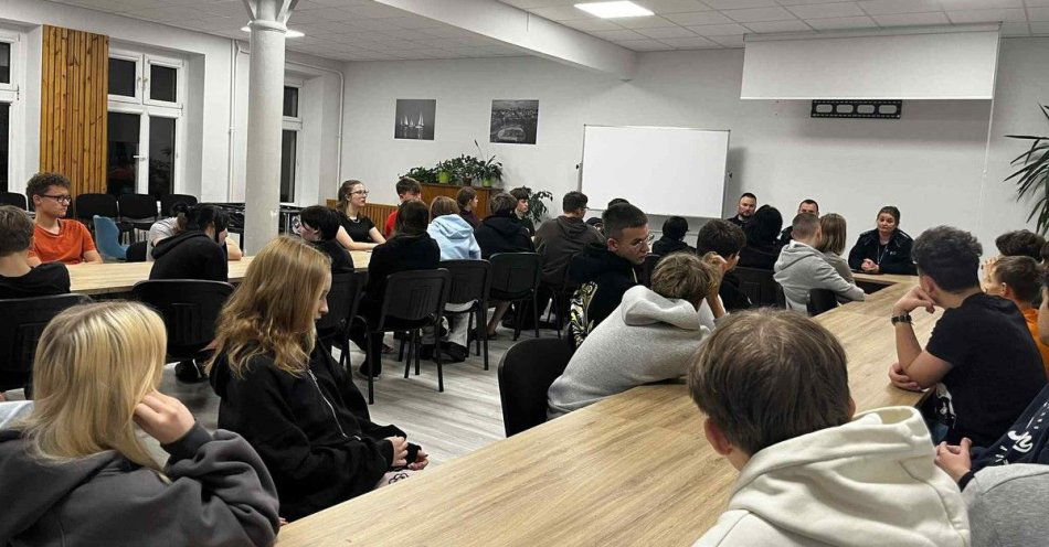 zdjęcie: Dzielnicowi o hejcie cyberzagrożeniach i uzależnieniach / fot. KPP w Sławnie