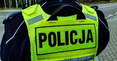 Poszukiwany i bez uprawnień zatrzymany za nadmierną prędkość