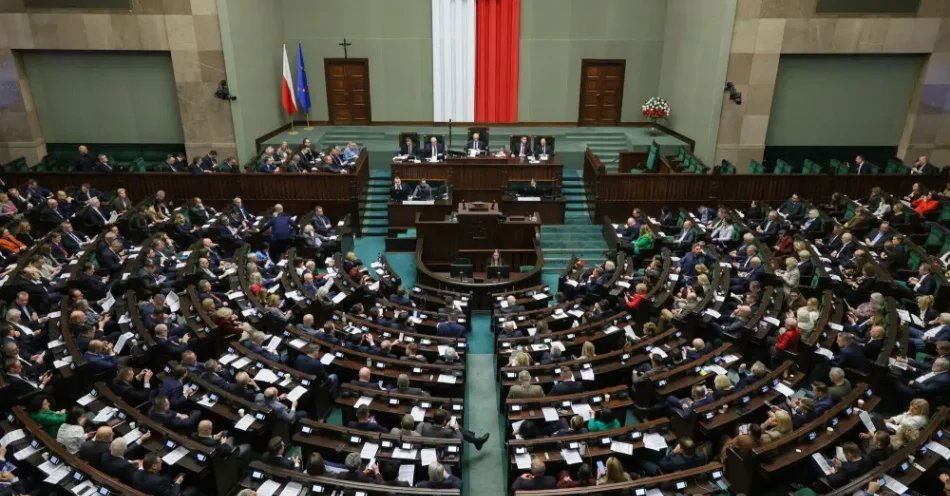 zdjęcie: W piątek Sejm wybierze nowego sędziego TK; koalicja rządząca - choć nie w pełni - za Berkiem, PiS poprze Kotowskiego / Warszawa, 27.02.2026. Posłowie na sali obrad Sejmu, 27 bm. Sejm przyjął poprawki Senatu do ustawy wdrażającej program dozbrajania SAFE oraz uchwałę, która głosi, że Izba, wybierając sędziowski skład do KRS, uwzględni wyniki wyborów dokonanych przez sędziów. (sko) PAP/Paweł Supernak