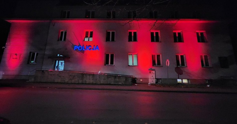 zdjęcie: Mielec: Policja podświetliła budynek na czerwono przeciw przemocy / fot. KPP w Mielcu