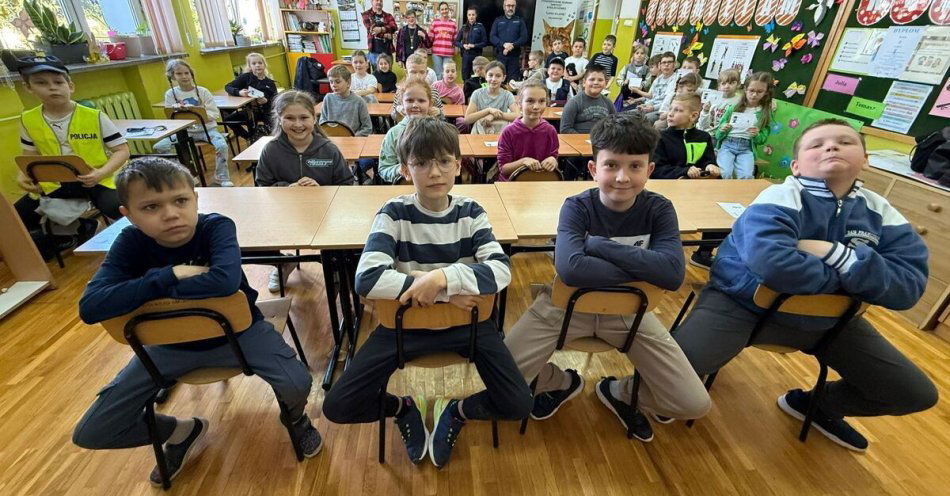 zdjęcie: Policjanci uczyli dzieci bezpieczeństwa i troski o zwierzęta / fot. KPP w Kolbuszowej