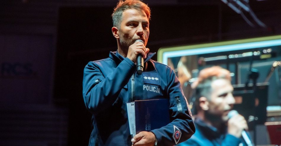 zdjęcie: Policja przestrzega seniorów przed oszustami podczas inauguracji UTW / fot. KPP w Lubinie