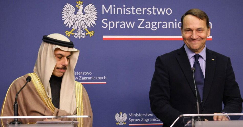 zdjęcie: Szefowie MSZ Polski i Arabii Saudyjskiej podpisali memorandum o ustanowieniu rady koordynacyjnej / Warszawa, 26.01.2026. Wicepremier, minister spraw zagranicznych Radosław Sikorski (P) i minister spraw zagranicznych Królestwa Arabii Saudyjskiej książę Faisal bin Farhan Al Saud (L) podczas konferencji prasowej po spotkaniu w siedzibie MSZ w Warszawie, 26 bm.  (jm) PAP/Albert Zawada