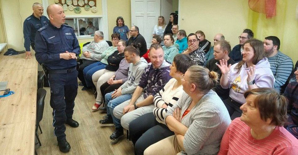 zdjęcie: Dzielnicowi edukują uczestników WTZ w Kowalewie Pomorskim / fot. KPP w Golubiu-Dobrzyniu