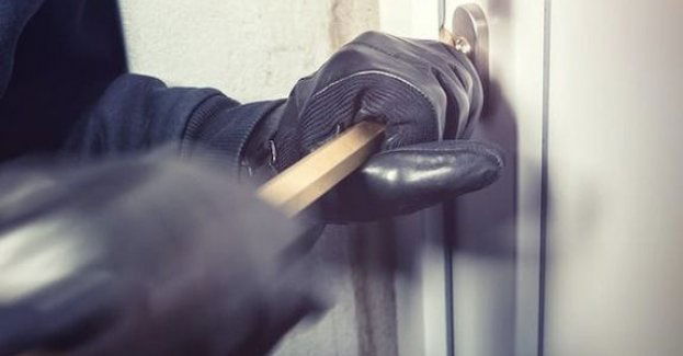 Wszedł do cudzego mieszkania przez uchylone oko. Ostrołęccy policjanci zatrzymali go po kilku godzinach