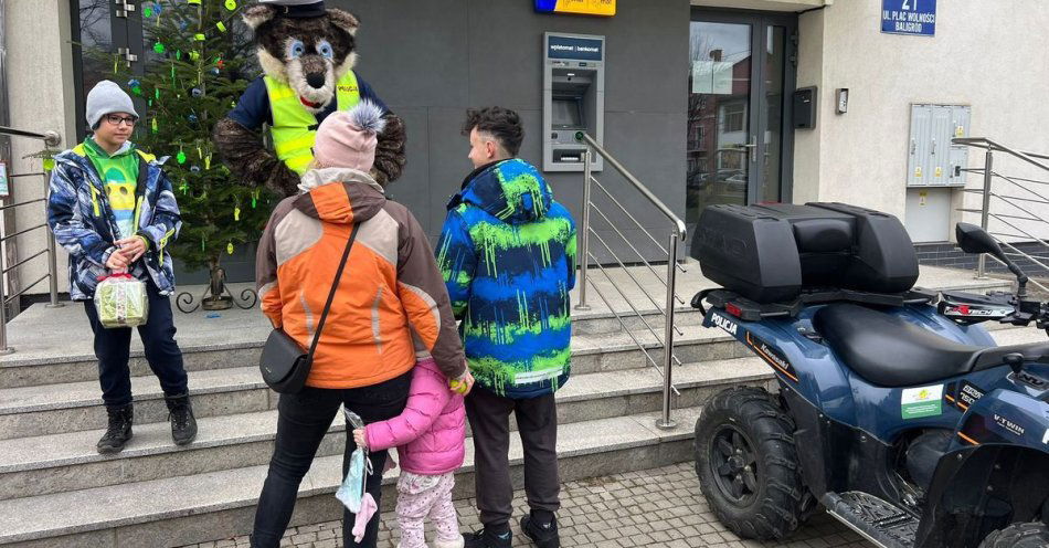 zdjęcie: Policjanci wspierają Maksia podczas jarmarku w Baligrodzie / fot. KPP w Lesku