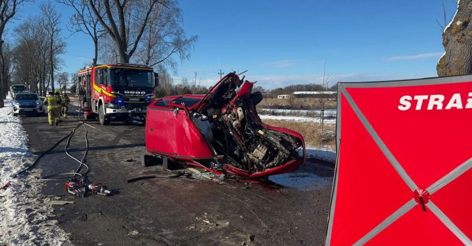 zdjęcie: Wypadek na trasie Święta Lipka-Reszel. Nie żyje 32-letni kierowca volkswagena / fot. KPP w Kętrzynie