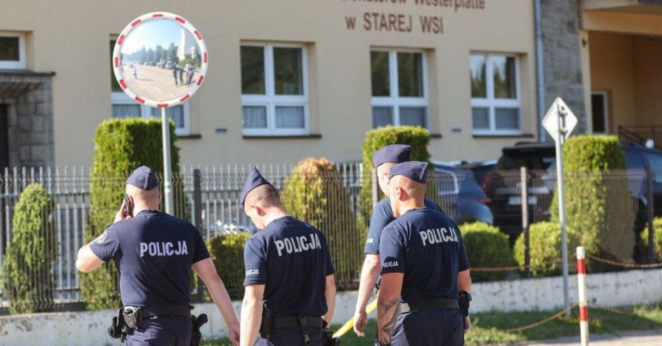 zdjęcie: Nielegalna broń i amunicja w sąsiedztwie miejsca zbrodni w Starej Wsi / fot. PAP
