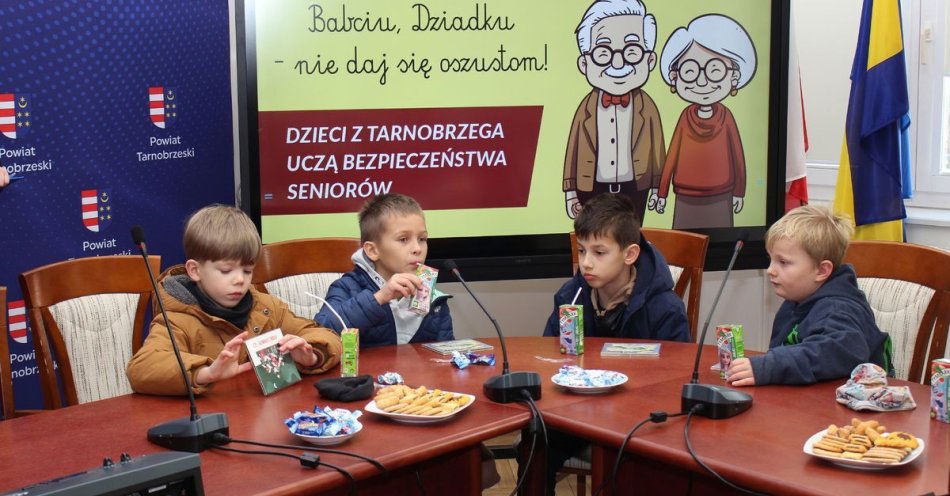 zdjęcie: Dzieci ostrzegają dziadków przed oszustami telefonicznymi / fot. KMP w Tarnobrzegu Foto: KMP Tarnobrzeg
