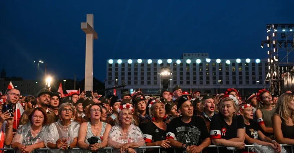 zdjęcie: Warszawiacy zaśpiewali powstańcze pieśni na placu Piłsudskiego / Warszawa, 01.08.2026. Obchody 82. rocznicy wybuchu Powstania Warszawskiego. Koncert „Warszawiacy śpiewają (nie)zakazane piosenki”, 1 bm. na Pl. Piłsudskiego w Warszawie. W stolicy trwają obchody 82. rocznicy wybuchu Powstania Warszawskiego - wystąpienia zbrojnego przeciwko okupującym Warszawę wojskom niemieckim, zorganizowanego przez Armię Krajową. (ad) PAP/Radek Pietruszka