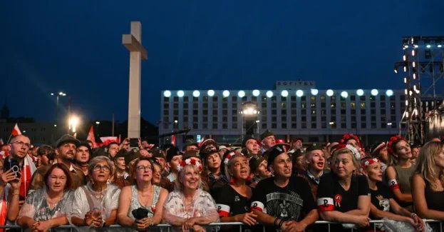 Warszawiacy zaśpiewali powstańcze pieśni na placu Piłsudskiego