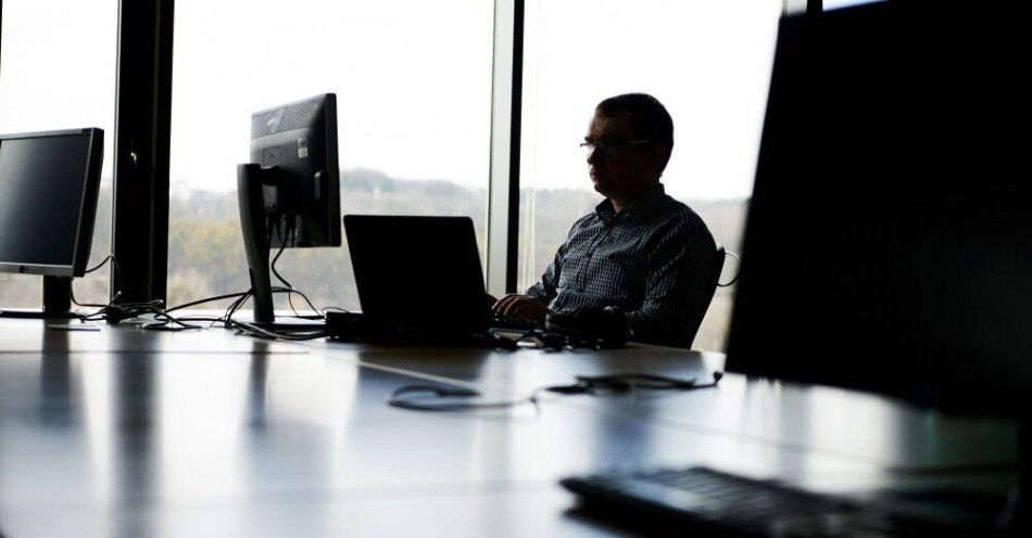 zdjęcie: Sondaż United Surveys dla WP: 61,5 proc. badanych przeciwko skróceniu ustawowego tygodnia pracy / Gdańsk, 16.03.2016. Pracownicy w biurze irlandzkiej firmy Kainos w Gdańsku, uroczyście otwartym 16 bm. Firma Kainos jest liderem branży informatycznej w Irlandii i Wielkiej Brytanii. Projektuje i wdraża rozwiązania IT, mające na celu usprawnienie procesów biznesowych w organizacjach sektora finansowego oraz publicznego, w tym służby zdrowia. Gdańskie biuro obecnie zatrudnia 200 osób, a do 2020 roku planuje zwiększenie zatrudnienia do 500. (aw/mgut)
PAP/Adam Warżawa