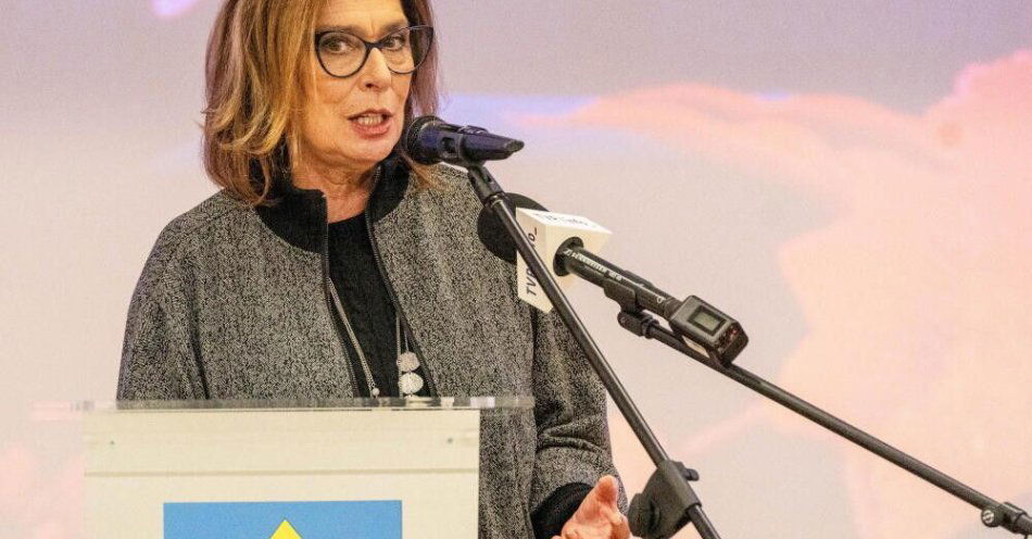 zdjęcie: Marszałek Senatu o Czarnku: PiS walczy, żeby się nie rozpaść / Horodło, 08.03.2025. Marszałek Senatu Małgorzata Kidawa-Błonska podczas wizyty w Horodle, 8 bm. Marszałek Senatu wzięła udział w Gminnym Dniu Kobiet oraz otwarciu Gminnego Ośrodka Kultury w Horodle. (awol) PAP/Wojciech Szubartowski