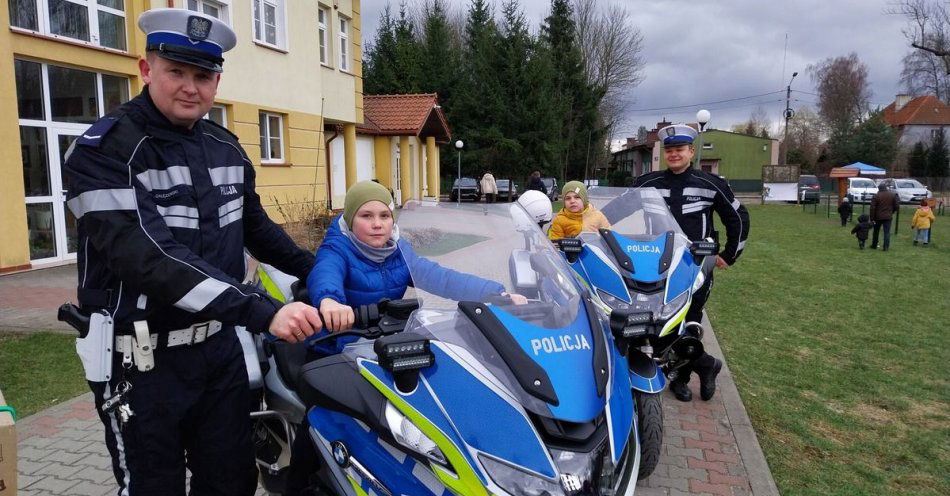 zdjęcie: Policyjni motocykliści dzielili się wiedzą na pikniku / fot. KPP w Nidzicy