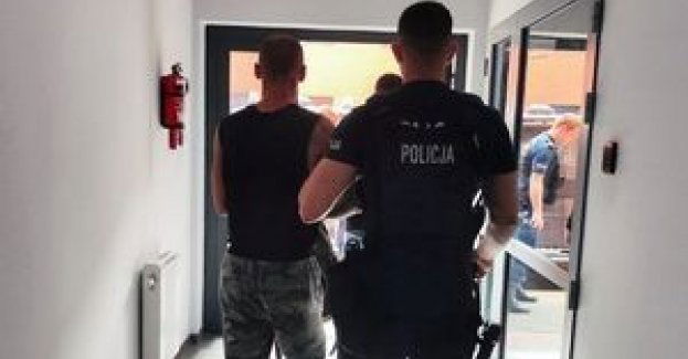 Zauważył policjantów i zaczął uciekać. Był poszukiwany i miał przy sobie narkotyki