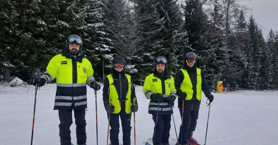 zdjęcie: Wspólny polsko-czeski patrol narciarski w Karpaczu w ramach współpracy transgranicznej / fot. KMP w Jeleniej Górze