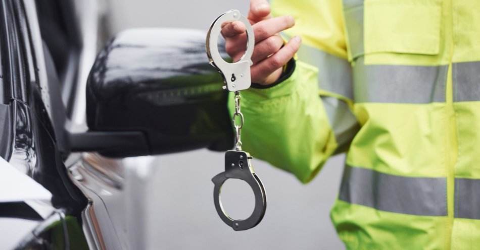 zdjęcie: Zatrzymani po policyjnym pościgu - noc spędzili w areszcie / v15245596