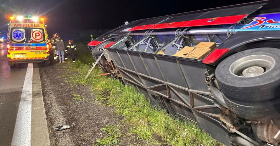 zdjęcie: Autokarem, który wypadł z trasy na A4 podróżowali amerykańscy żołnierze / fot. PAP