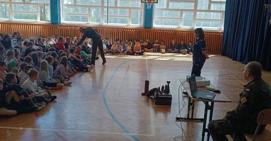 zdjęcie: Bezpieczni na co dzień - saperzy i policjanci edukują uczniów / fot. KPP w Kozienicach
