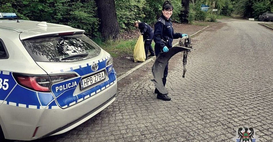 zdjęcie: Wałbrzyscy policjanci po raz kolejny wzięli udział w akcji „Czysty i Zielony Wałbrzych” / fot. KMP w Wałbrzychu