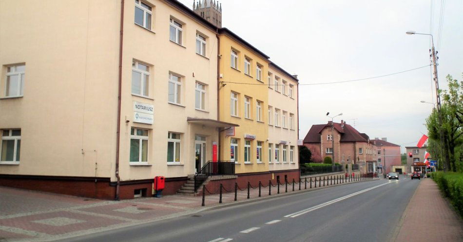 zdjęcie: Rozbiórka przy ul. Sapety i Wąskiej w Imielinie. Trzy budynki do wyburzenia / Imielin - centrum miasta, fot. Polimerek, CC BY-SA 3.0, https://commons.wikimedia.org/wiki/File:Imielin_center_of_city_(1).jpg