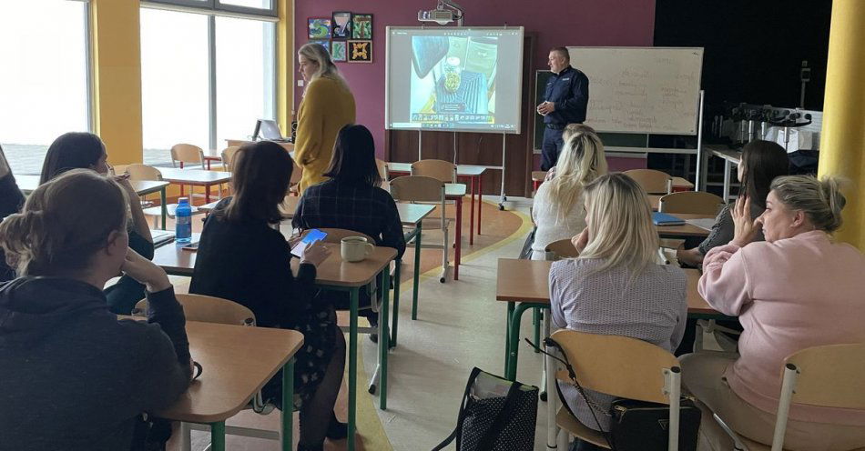 zdjęcie: Spotkanie grona pedagogicznego SP nr 7 z Komendantem KP Szczecin Nad Odrą / fot. KMP w Szczecinie