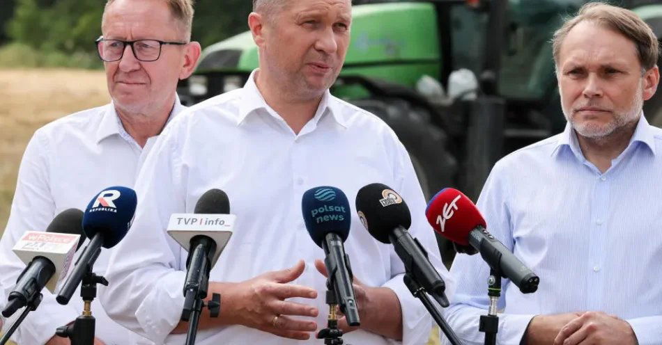 zdjęcie: Czarnek: żądamy podniesienia wysokości zwrotu akcyzy na paliwo rolnicze do 2 zł/litr / Szydłów-Kolonia, 08.08.2026. Wiceprezes PiS Przemysław Czarnek (C), poseł PiS Robert Telus (L) i poseł PiS Grzegorz Lorek (P) podczas konferencji prasowej w ramach wizyty w gospodarstwie rolnym w miejscowości Szydłów-Kolonia (pow. piotrkowski), 8 bm. (mr) PAP/Marian Zubrzycki