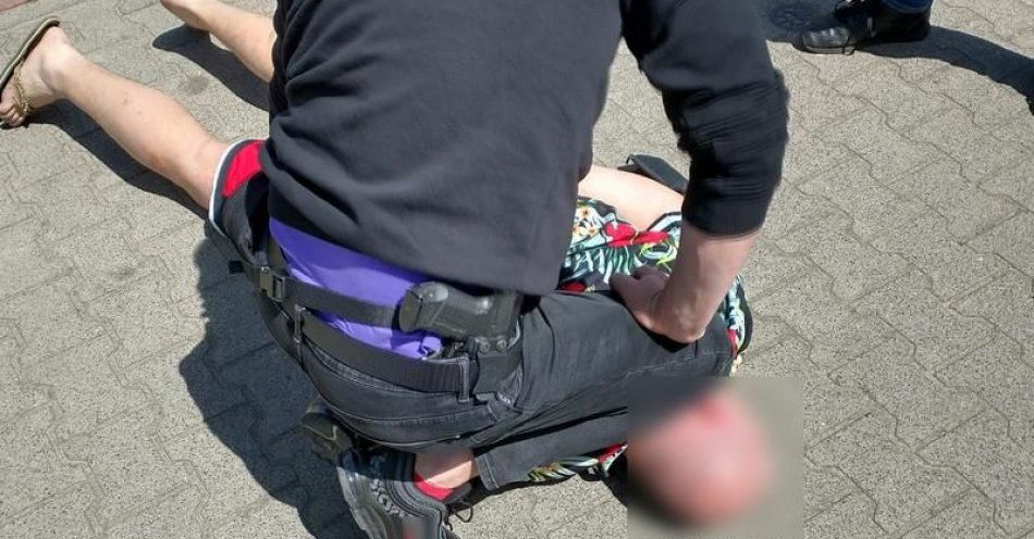 zdjęcie: Policjanci zatrzymali poszukiwanego, z narkotykami / fot. KMP w Lesznie
