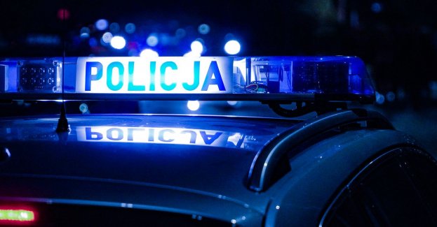 Rzucił kamieniem w komendę policji i wybił szybę w drzwiach. grozi mu kara do 5 lat pozbawienia wolności. [video]