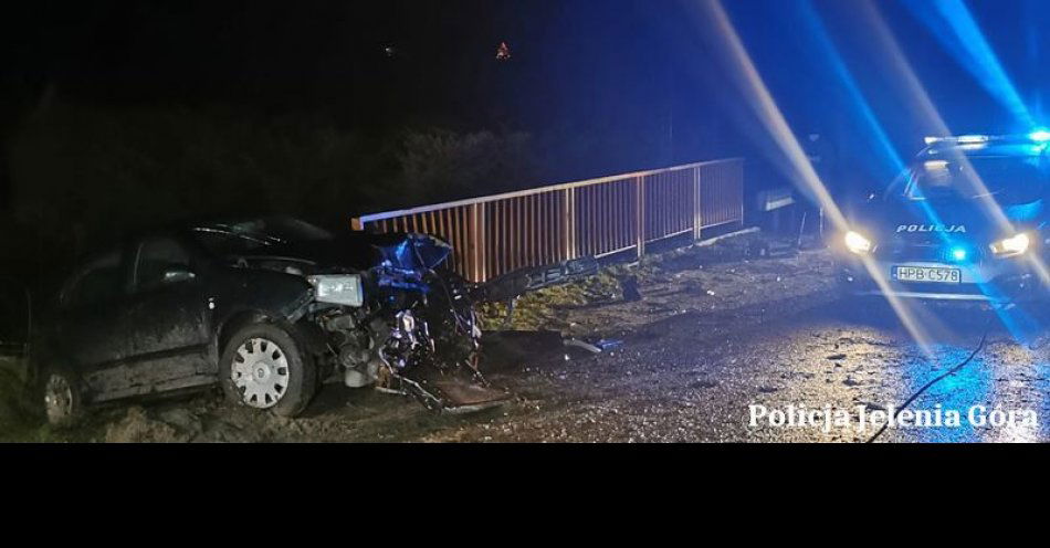 zdjęcie: Jechała po alkoholu, znacznie przekroczyła prędkość i uderzyła w barierę ochroną mostu. Ponadto auto bez przeglądu technicznego i bez ubezpieczenia / fot. KMP w Jeleniej Górze