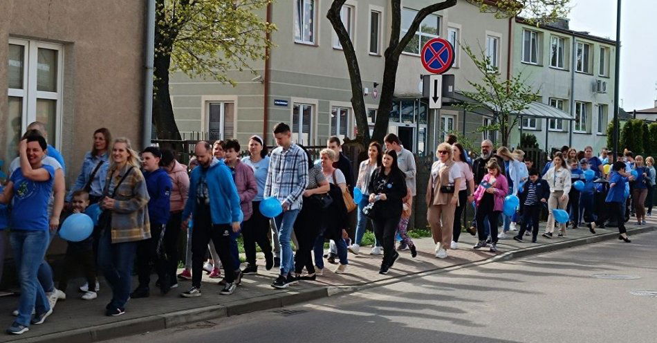 zdjęcie: Niebieski Spacer dla Autyzmu ulicami Działdowa / fot. KPP w Działdowie