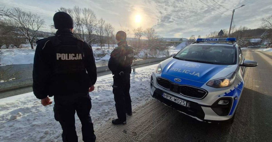 zdjęcie: Policja ostrzega przed cienkim lodem nad Wisłokiem / fot. KPP w Strzyżowie fot. KPP Strzyżów